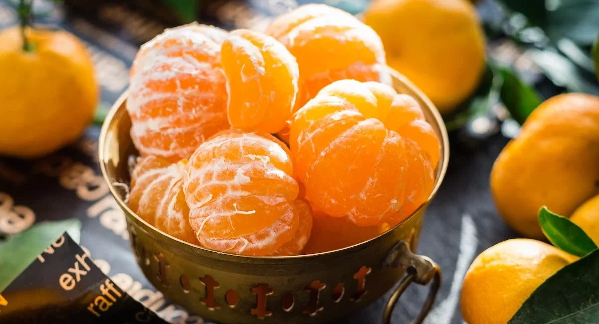 Peeled Kinnow segments showing deep colour and heavy juice